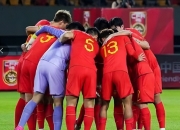 爱游戏官方-足球赛场上的大战正酣，谁胜谁负