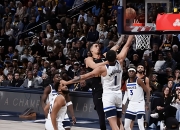 爱游戏中国-雄鹿碾压太阳，约基奇状态火热