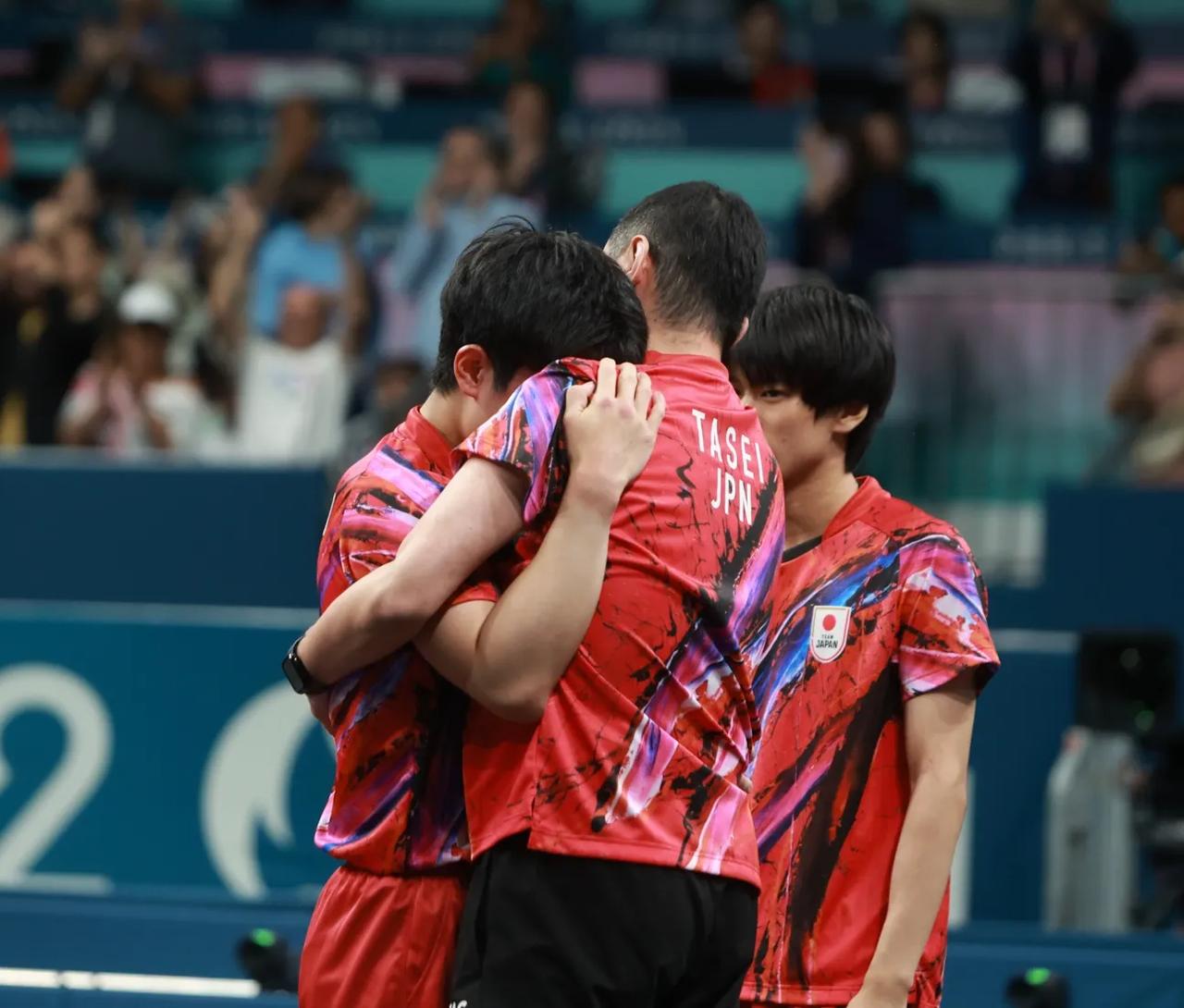 日本队翻盘瑞典队，张本智和扛起全队