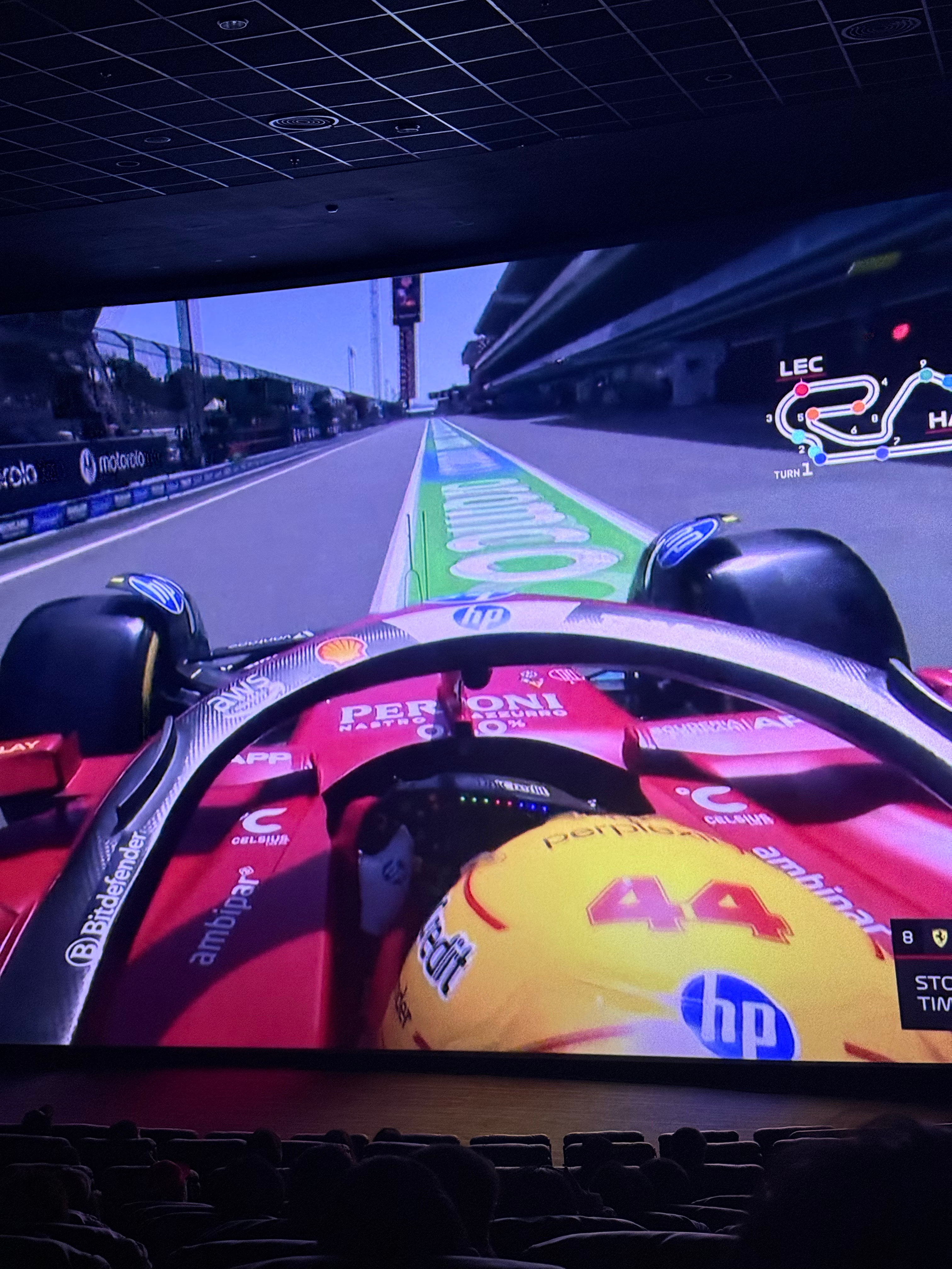 迈凯伦翻盘红牛车队，皮亚斯特里统治全场