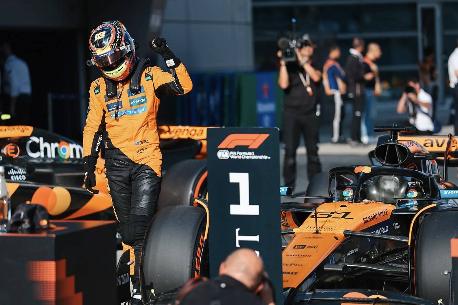 迈凯伦险胜梅赛德斯，佩雷兹点燃赛场