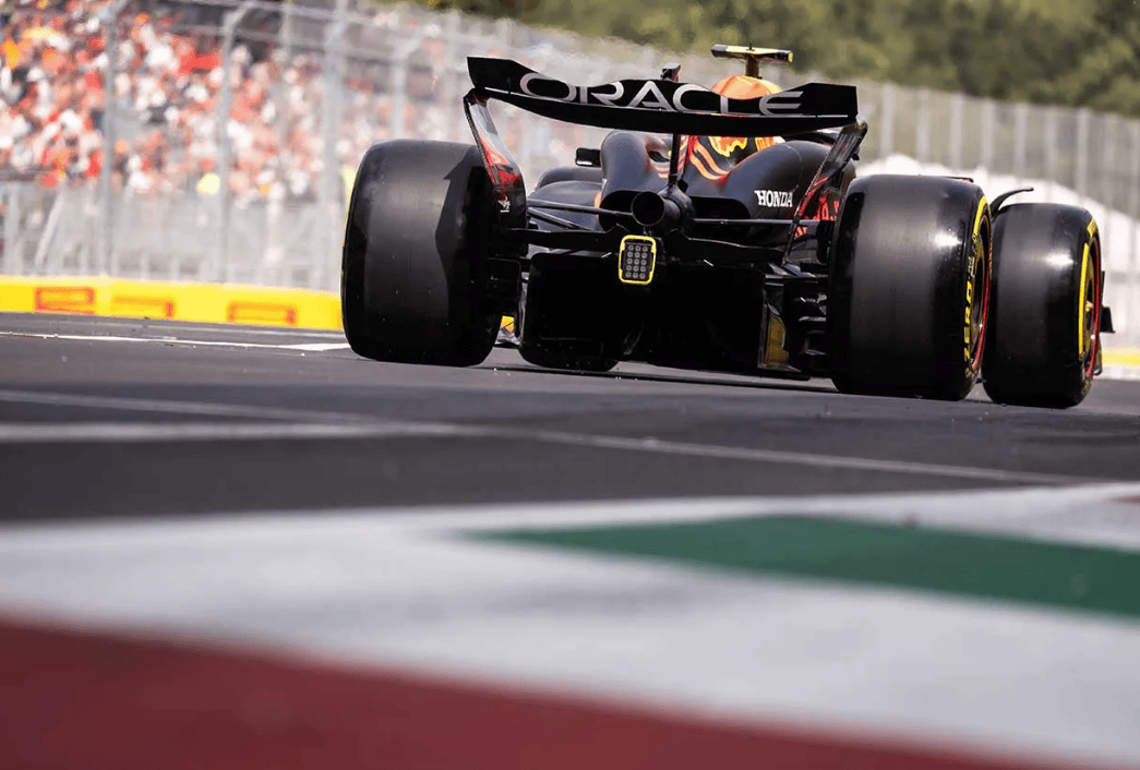 迈凯伦险胜梅赛德斯，佩雷兹点燃赛场