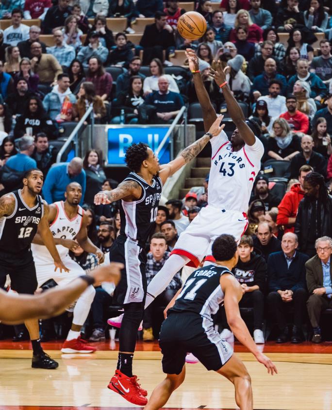 猛龙鏖战青岛队，西亚卡姆状态火热