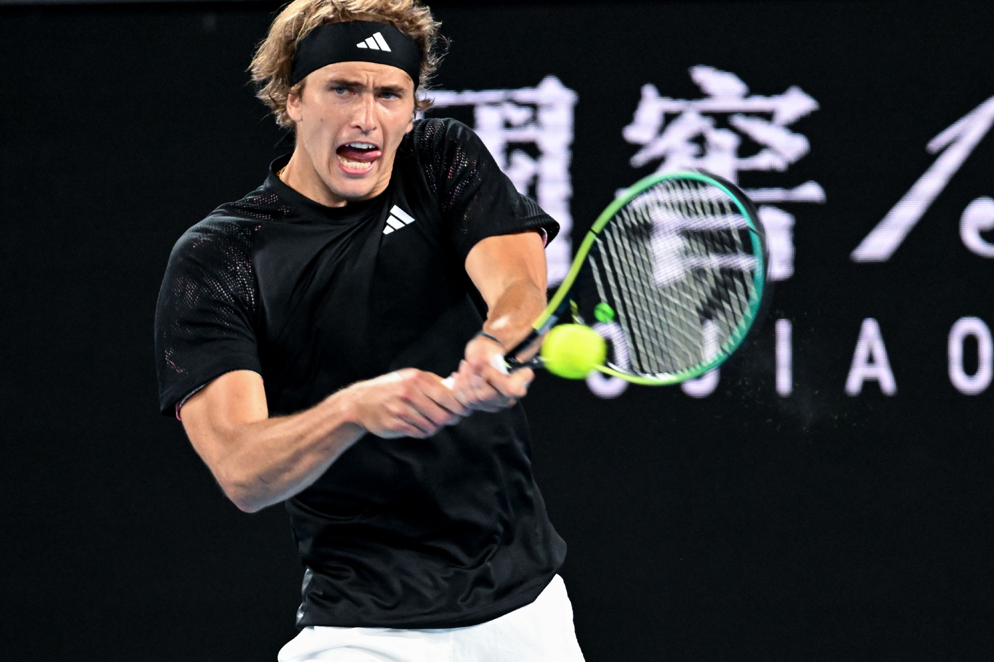 日本网球队险胜西班牙网球队，兹维列夫打破历史纪录