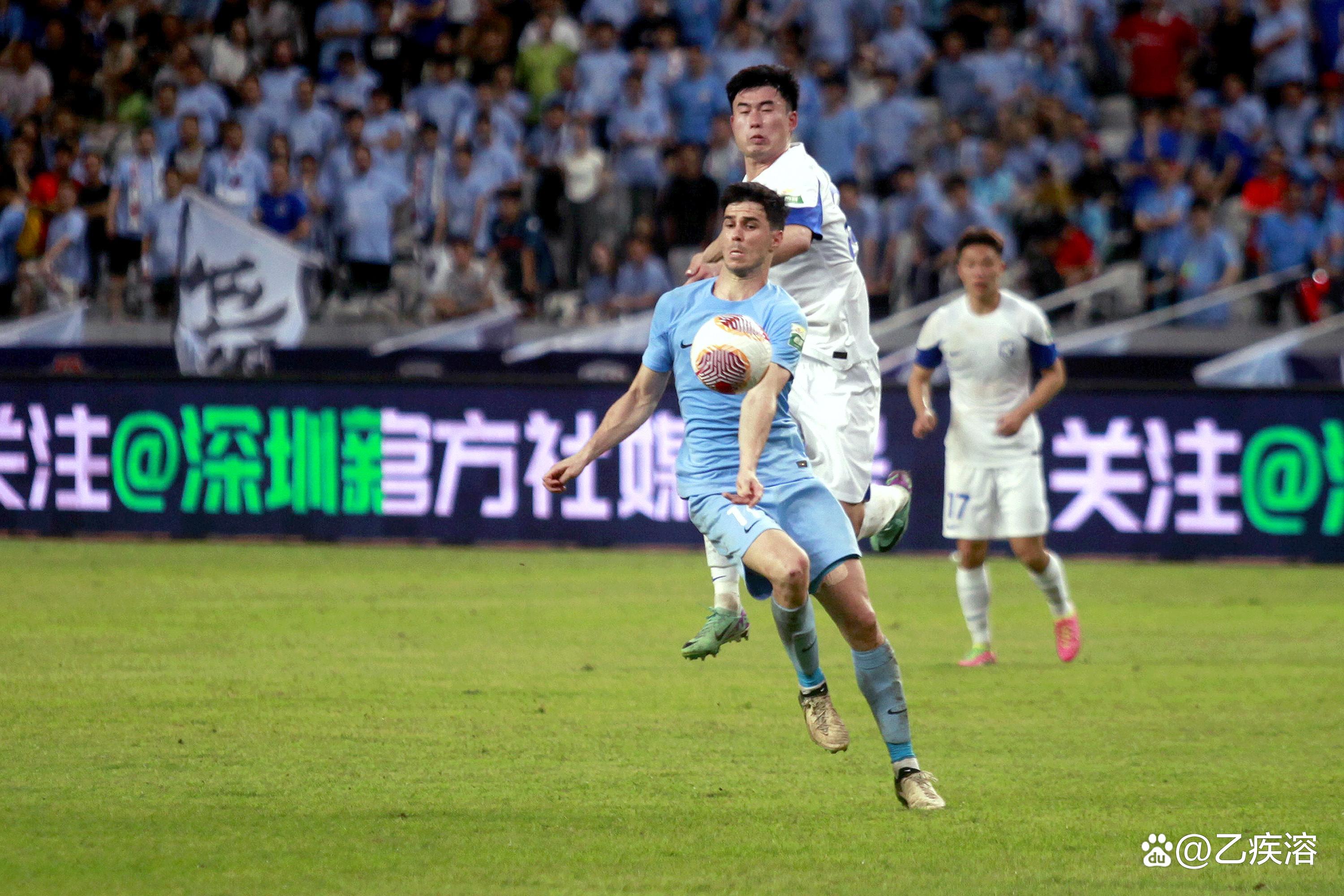 顶尖球队对抗，场上角逐激烈，胜者笑到最后