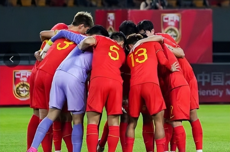 足球赛场上的大战正酣，谁胜谁负