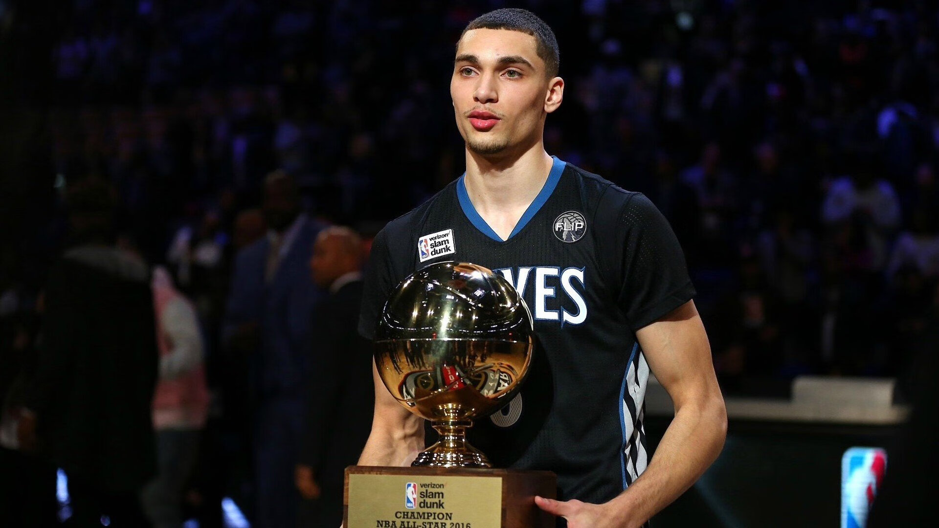 布克爆发撕裂防线,开拓者关键战力克北京队